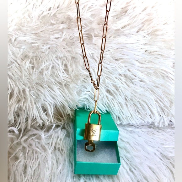 LV Lock & Key #317 Louis Vuitton Paris with 18” gold metal Paperclip chain - Picture 16 of 16